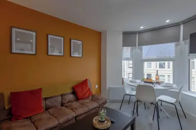 Image de Bright 3br Duplex Steps from Shops & Dining