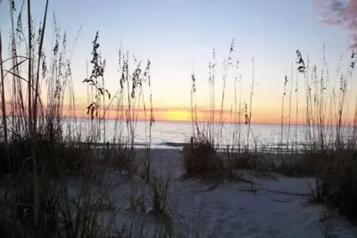 Image de Waterside 2br lagoon retreat. Beach, dock, pool, dog-friendly. Incommunicado!