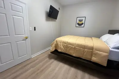 Image de Black & Gold Getaway – 3-bedroom apartment -Walk to Acrisure & Stage Ae