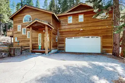 Image de Wooded Charm with Jetted Tub, Deck, & Full Kitchen - Close to Town
