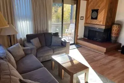 Image de Condo with fireplace, balcony, washer&dryer, hot tub, & basketball & tennis courts