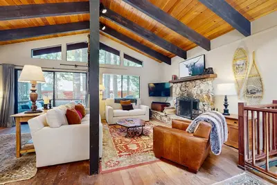 Image de Rustic, comfy, dog-friendly cabin in the pines - walk to homeowners lake & beach