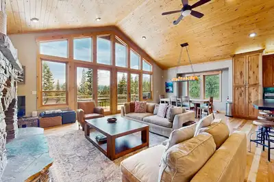 Image de Gorgeous dog-friendly home with private hot tub, shared pool & mountain views