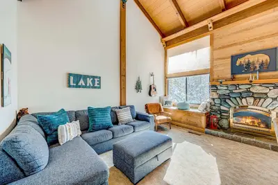 Image de 2-story condo with gas fireplace, pools, hot tubs, gym & tennis