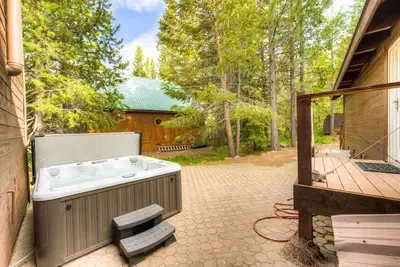 Image de Home with private hot tub, 2 fireplaces, & W&D - drive minutes to hiking, golf