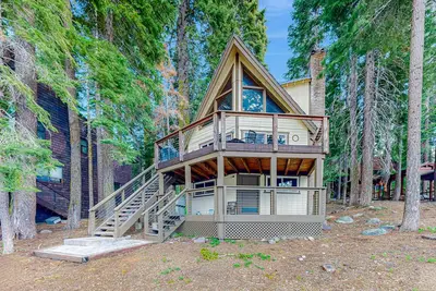 Image de Superb lakefront home with mountain & lake views, fireplace, tennis & washer&dryer