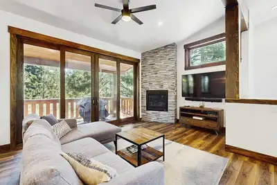 Image de Cozy & contemporary townhome with two decks - close to town & outdoor fun