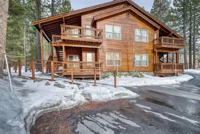 Image de Modern retreat with wooden touches, shared hot tub, pool, sauna, basket & tennis