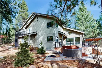 Image de Expansive Tahoe home with hot tub, deck, sauna, game room and washer/dryer