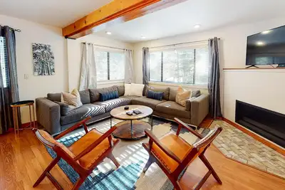 Image de Fun Family Retreat with Private Hot Tub, High-Speed WiFi, Large Deck & More