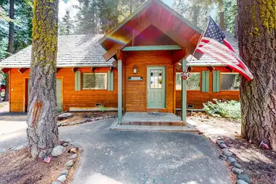 Image de Serene cabin with expansive deck, grill, fireplace - near skiing - walk to beach