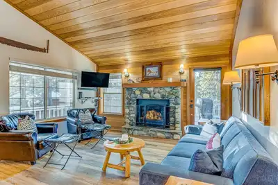 Image de Wooded Alpine Oasis with Sunroom, Fireplace, Shared Hot Tub-Pool-Sauna-Tennis