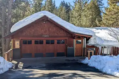 Image de Spacious home with private hot tub & game room - near skiing, hiking, biking
