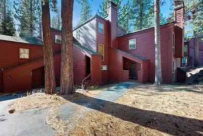 Image de Remodeled all-season condo with fireplace