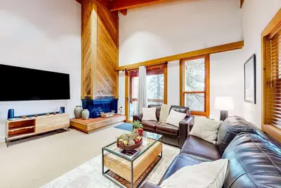 Image de Peaceful mountain retreat with pool, hot tub, & deck views - near skiing & golf