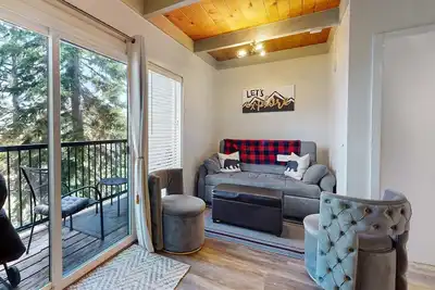 Image de Ski dream walkable to lifts - 2 decks, Wfh area & shuttle pick-up across street