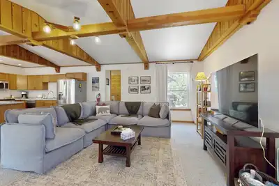 Image de Conveniently located home with fully stocked kitchen, W&D, fast wifi & loft