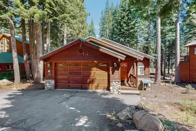 Image de Updated Cabin with Deck, Grill, Washer and Dryer, Access to Pool, Spa