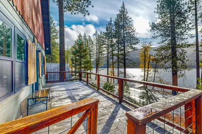Image de Dog-friendly waterfront cabin with lake views & access - close to slopes