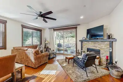 Image de Upscale Modern Townhome with Pool, Spa and Sauna Access