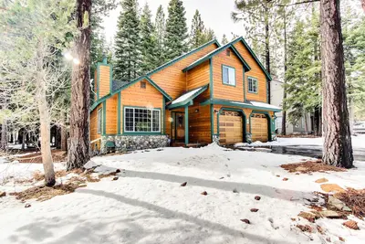 Image de Spacious Lodge Near Donner Lake with Shared Pool & Hot Tub