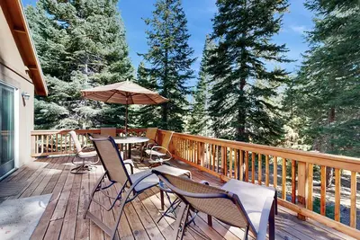 Image de Updated Retreat - Fireplace, Large Deck & Grill - Near Rec Center & Eateries