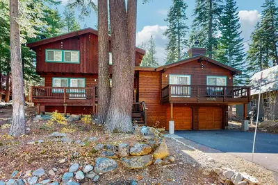 Image de Family-Friendly Mountain Home with Decks, Views, Fireplaces, Walk to Beach