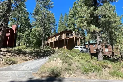 Image de Serene home with fireplace, spacious deck, sauna, WiFi and nearby activities