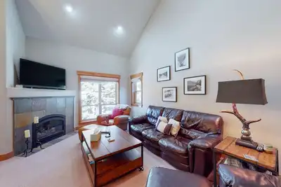 Image de Comfortable Condo with Shared Pool, Gas Fireplace & Washer/Dryer