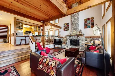 Image de Family friendly cabin with a private hot tub & access to a shared pool, tennis