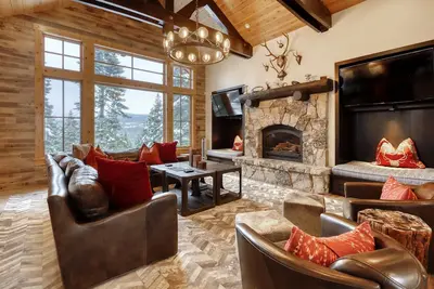 Image de Luxury Northstar Home with Gourmet Kitchen, Fireplaces, Hot Tub, Game Room - Hiking