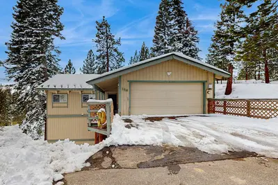 Image de Family-friendly home with mountain views, pool table, fireplace, & spacious deck
