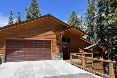 Image de Six-story home among the pines with multiple fireplaces, decks & pool table