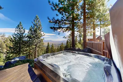 Image de Dog-friendly mountain retreat with private hot tub, fireplace & views, sleeps 8