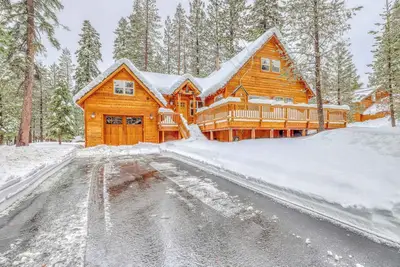 Image de Lovely mountain cabin with hot tub, pools, sauna & dock - near skiing, golf