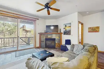 Image de Beautiful condo w/ deck, close to town & skiing