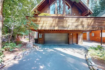 Image de North Tahoe Chalet with Private Garage - Walk to Donner Lake