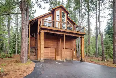 Image de Spacious home near resorts with private hot tub, shared pool, & new furnishings
