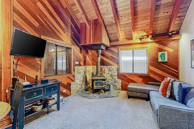 Image de Charming Cabin & Loft - Pretty Pine-Lined Deck - Close to West Shore Action
