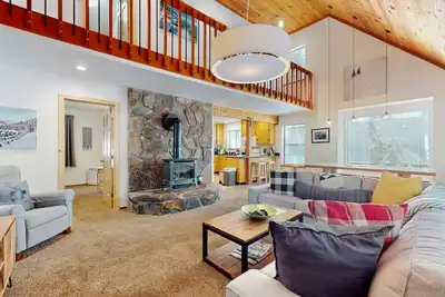 Image de Updated home on quiet street with gas fireplace, shared hot tub, pool, & more