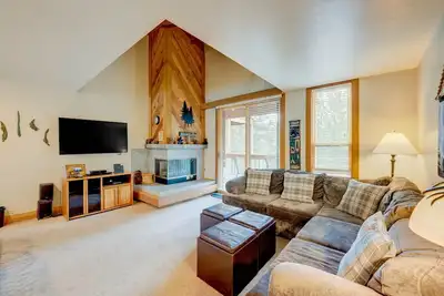 Image de Condo with private balcony, gas fireplace, & washer&dryer