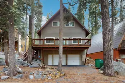 Image de Donner Lake home with pool table - minutes to hiking, skiing & downtown