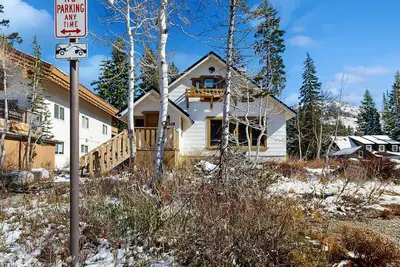 Image de Newly remodeled ski-in - ski-out cabin with washer & dryer, new kitchen - walk to lifts