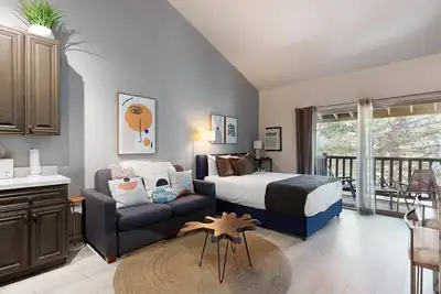 Image de Lovely studio in the heart of town with Pool & Hot Tub on-site, WiFi & deck