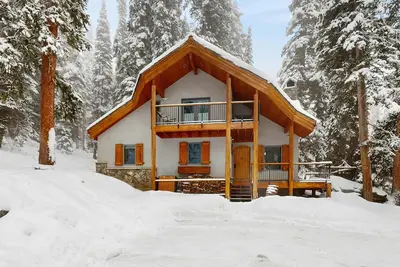 Image de Luxurious furnished modern mountain ski chalet set deep in the woods