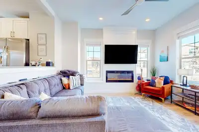 Image de Stunning dog-friendly retreat with large balcony, fireplace, & mountain views