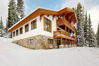 Image de Beautiful ski chalet with gourmet kitchen, theater room & private hot tub