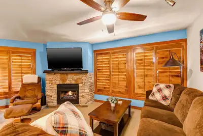 Image de 5th-floor condo with balcony, W&D, heated pool, hot tub, lockers, game room, gym