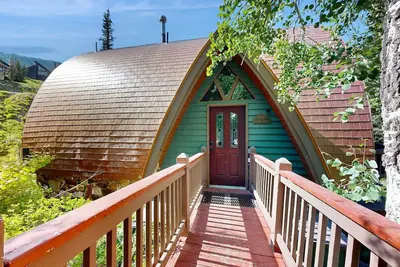 Image de Iconic creekside mountain home with hot tub, fireplaces, balcony & amazing views