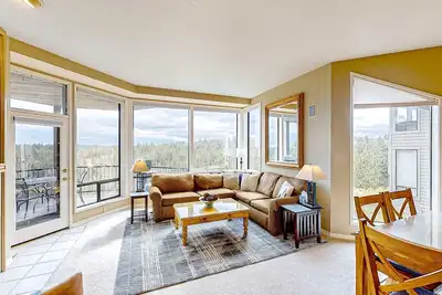 Image de Condo with hot tub, shared pool, gas fireplace, close to outdoor recreation